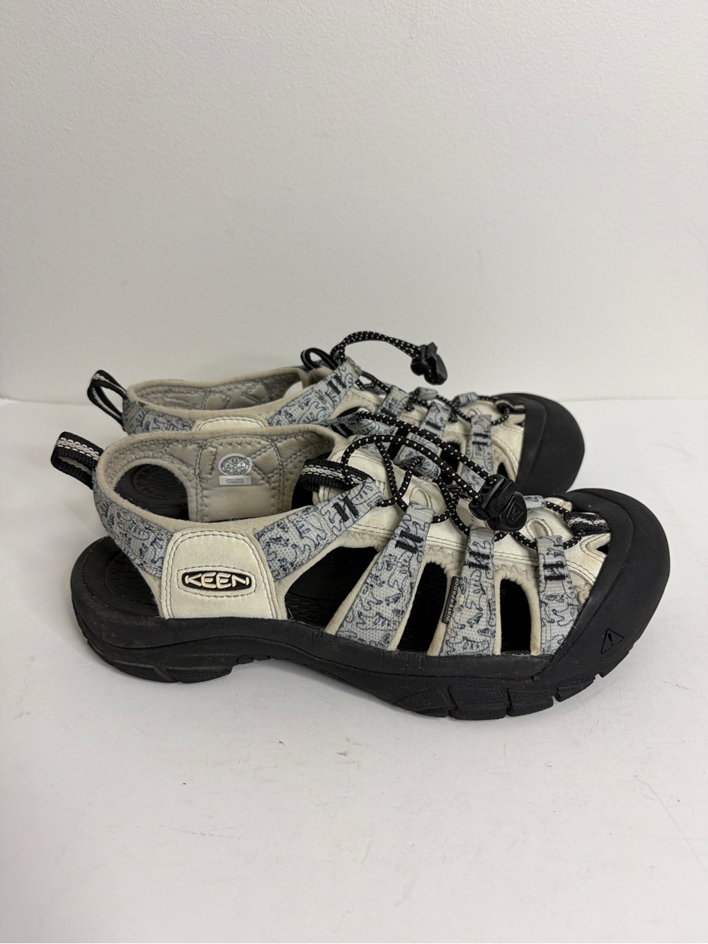 Keen Newport Sandals Women 8.5 Gray White Retro Hybrid Shoes Comfy Travel Summer